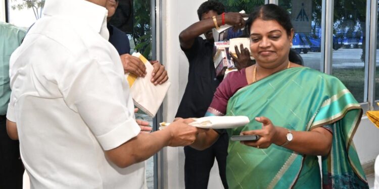 நெல்லை விழாவிற்கு வருகை தந்த முதல்வர் ஸ்டாலினுக்கு தூத்துக்குடி விமான நிலையத்தில் உற்சாக வரவேற்பு அமைச்சர்கள், கலெக்டர்கள், எம்எல்ஏக்கள், மேயர்கள் பங்கேற்பு