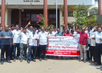 தூத்துக்குடியில் பல்வேறு கோரிக்கைகளை வலியுறுத்தி   பத்திரிகையாளர்கள் கவன ஈர்ப்பு ஆர்ப்பாட்டம்: பெருந்திரளாக   பத்திரிகையாளர்கள் ஒன்று திரண்டதால் மாவட்ட ஆட்சியர் அலுவலகத்தில் பரபரப்பு!!!