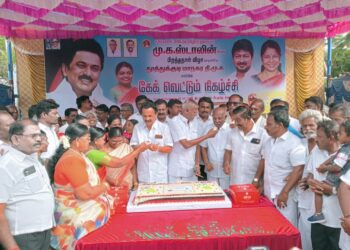 தூத்துக்குடியில் தமிழக முதலமைச்சர் ஸ்டாலின் பிறந்தநாளையொட்டி கேக் வெட்டி அன்னதானம் வழங்கப்பட்டது.