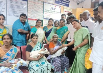 முதல்வர் ஸ்டாலின் பிறந்தநாளை யொட்டி தூத்துக்குடி அரசு மருத்துவமனையில் பிறந்த 12 குழந்தைகளுக்கு அமைச்சர் கீதாஜீவன் தங்க மோதிரம் அணிவித்தாா்.