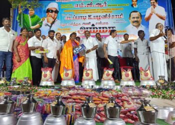 ஜெயலலிதா 77வது பிறந்தநாளையொட்டி தூத்துக்குடியில்   4 வது நாளாக 1200 ஏழை, எளிய, மக்களுக்கு முன்னாள் அமைச்சர் சி.த.  செல்லப்பாண்டியன் நலத்திட்ட உதவிகள் வழங்கினாா்.