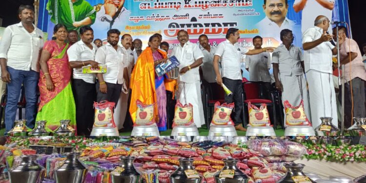 ஜெயலலிதா 77வது பிறந்தநாளையொட்டி தூத்துக்குடியில்   4 வது நாளாக 1200 ஏழை, எளிய, மக்களுக்கு முன்னாள் அமைச்சர் சி.த.  செல்லப்பாண்டியன் நலத்திட்ட உதவிகள் வழங்கினாா்.