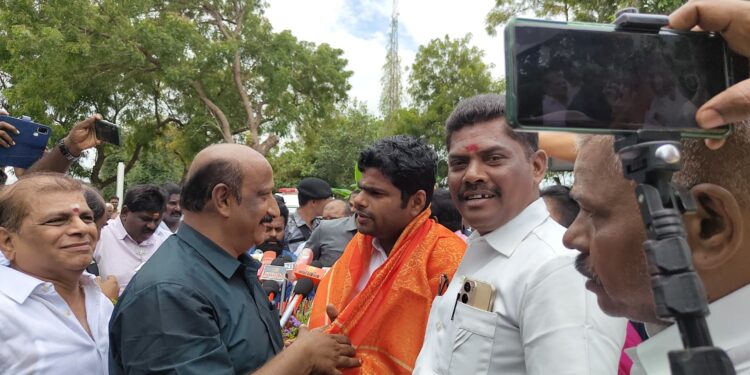 தூத்துக்குடி பிரஸ் கிளப் கோரிக்கையை ஏற்று  விமான நிலையத்தில் தொலைக்காட்சி செய்தியாளர்கள் பேட்டி எடுப்பதற்கு மிக பிரம்மாண்டமாக மைக் ஸ்டான்ட் அமைத்துக் கொடுத்த பாஜக நிர்வாகி விவேகம் ரமேஷ் .: பாஜக தலைவர் அண்ணாமலை துவக்கி வைத்து நிர்வாகிகளிடம் ஒப்படைத்தார்…