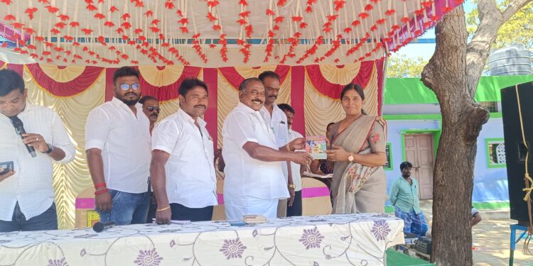 தூத்துக்குடியில் மகளிர் சுயஉதவிக்குழுக்கள் நடத்திய மகளிர் தின   விளையாட்டு போட்டி:   முன்னாள் அமைச்சர்  சி.த. செல்லப்பாண்டியன்    பங்கேற்று துவக்கி வைத்தார்.!!