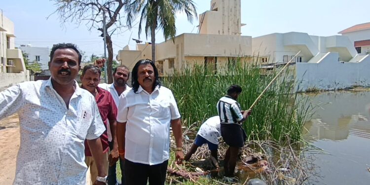 தூத்துக்குடி மாநகராட்சிக்குட்பட்ட கதிர்வேல் நகரில் மழை நீர், கழிவு நீர் நீண்ட நாளாகியும் அகற்றப்படாததால் துர்நாற்றம் வீசி நோய் பரவும் அபாயம் பொதுமக்கள் அவதி: போர்க்கால அடிப்படையில் நடவடிக்கை எடுக்க வேண்டுமென பெருந்தலைவர் மக்கள் நலச்சங்கம் அமைப்பு நிறுவனத் தலைவர் எஸ்.பி மாரியப்பன் வேண்டுகோள்!!!