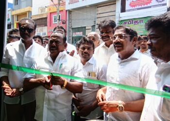 தூத்துக்குடியில் நீர்மோர் பந்தல் அதிமுக சார்பில் திறப்பு : அதிமுக மாநில வர்த்தக அணி செயலாளரும் முன்னாள் அமைச்சர் சி.த. செல்லப்பாண்டியன் திறந்து வைத்தார்.