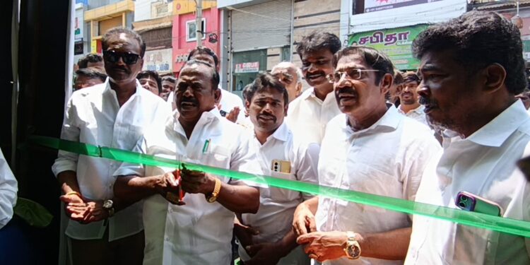 தூத்துக்குடியில் நீர்மோர் பந்தல் அதிமுக சார்பில் திறப்பு : அதிமுக மாநில வர்த்தக அணி செயலாளரும் முன்னாள் அமைச்சர் சி.த. செல்லப்பாண்டியன் திறந்து வைத்தார்.