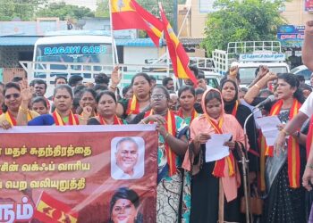 வக்பு வாரிய சட்டத்திருத்தத்திற்கு எதிராக தூத்துக்குடியில் தவெக சார்பில் 3 அணிகளாக ஆர்ப்பாட்டம் நடைபெற்றது.  பொதுமக்கள், காவல்துறையினர் குழப்பம்!!!