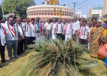 அம்பேத்கரின் 135-வது பிறந்தநாள் விழா: தூத்துக்குடியில் அதிமுக மாநில வர்த்தக அணி சார்பில் சி.த.செ.ராஜாசிங் தலைமையில் அதிமுகவினர் மாலை அணிவித்து மரியாதை செலுத்தினர்.