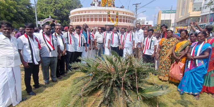 அம்பேத்கரின் 135-வது பிறந்தநாள் விழா: தூத்துக்குடியில் அதிமுக மாநில வர்த்தக அணி சார்பில் சி.த.செ.ராஜாசிங் தலைமையில் அதிமுகவினர் மாலை அணிவித்து மரியாதை செலுத்தினர்.