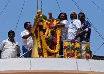 தூத்துக்குடியில் அம்பேத்கர் 135 வது பிறந்தநாளை முன்னிட்டு  அவரது சிலைக்கு பெருந்தலைவர் மக்கள் நலச்சங்கம் அமைப்பின் நிறுவனத் தலைவர் எஸ்.பி. மாரியப்பன் மாலை அணிவித்து மரியாதை செலுத்தி  சமத்துவ நாள் உறுதிமொழி ஏற்பு!!