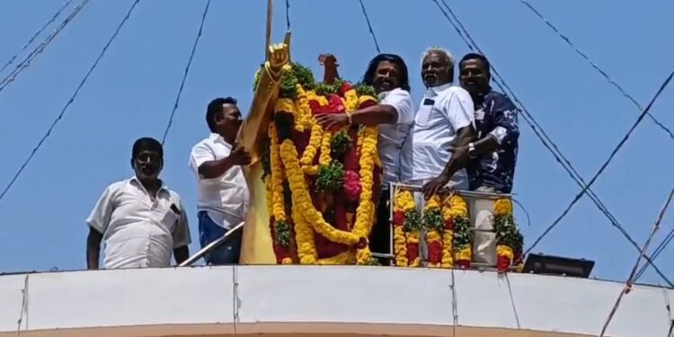 தூத்துக்குடியில் அம்பேத்கர் 135 வது பிறந்தநாளை முன்னிட்டு  அவரது சிலைக்கு பெருந்தலைவர் மக்கள் நலச்சங்கம் அமைப்பின் நிறுவனத் தலைவர் எஸ்.பி. மாரியப்பன் மாலை அணிவித்து மரியாதை செலுத்தி  சமத்துவ நாள் உறுதிமொழி ஏற்பு!!