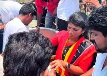 சிலுவைப்பாதை ஊர்வலத்தில்   கலந்து கொண்ட பல்லாயிரக்கணக்கான  கிறிஸ்தவ மக்களின்  சோர்வை போக்க சுட்டெரிக்கும்   வெயிலையும் பொருட்படுத்தாமல்    தவெக மாவட்ட பொறுப்பாளர் அஜிதா ஆக்னல் :  செய்த மனிதநேய செயல் அனைத்து தரப்பு மக்கள் மத்தியிலும் குவியும் பாராட்டுக்கள் !!