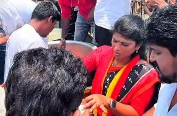 சிலுவைப்பாதை ஊர்வலத்தில்   கலந்து கொண்ட பல்லாயிரக்கணக்கான  கிறிஸ்தவ மக்களின்  சோர்வை போக்க சுட்டெரிக்கும்   வெயிலையும் பொருட்படுத்தாமல்    தவெக மாவட்ட பொறுப்பாளர் அஜிதா ஆக்னல் :  செய்த மனிதநேய செயல் அனைத்து தரப்பு மக்கள் மத்தியிலும் குவியும் பாராட்டுக்கள் !!