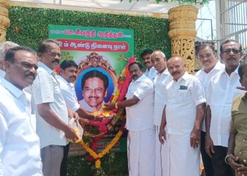 தூத்துக்குடியில் பத்மஸ்ரீ டாக்டர் பா.சிவந்தி ஆதித்தனார் 12 வது நினைவு தினத்தை முன்னிட்டு அவரது திருவுருவ படத்திற்கு    அதிமுக சார்பில் முன்னாள் அமைச்சரும், மாநில வர்த்தக அணி செயலாளருமான   சி.த. செல்லப்பாண்டியன்   மாலை அணிவித்து மரியாதை செய்து வீரவணக்கம் செலுத்தினார்.