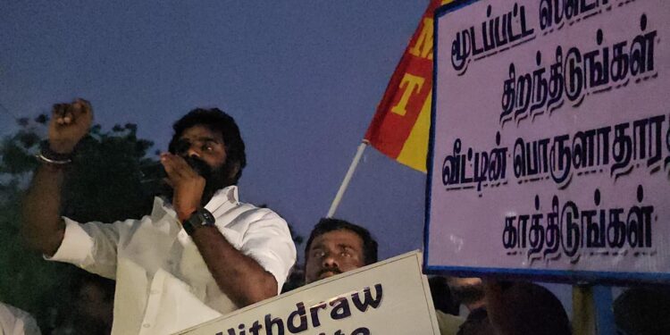 தூத்துக்குடியில் தொழில்வளம் பெருகவும்,  25,000 குடும்பத்தின் வாழ்வாதாரம் காத்திடவும்  ஸ்டொ்லைட் ஆலையை திறக்க மத்திய, மாநில அரசு, சிறப்பு சட்டம் இயற்ற வேண்டும் :   பிஎம்டி மக்கள் பாதுகாப்பு இயக்கத்தின் தலைவர் இசக்கிராஜா தேவர் தலைமையில் பல்லாயிரக்கணக்கான மக்கள் திரண்டு ஆர்ப்பாட்டம்!!!