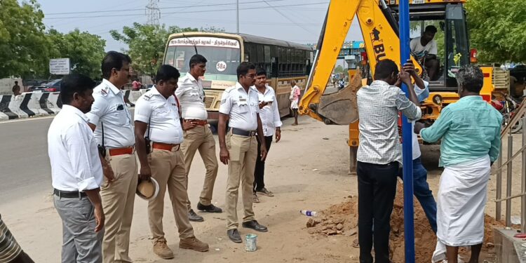 தூத்துக்குடி மக்கள் பாதுகாப்பு நலன் கருதி, குற்றச்செயல்களை தடுக்க 650 புதிய கண்காணிப்பு கேமரா அமைப்பதற்கான பூமிபூஜை : போக்குவரத்து காவல்ஆய்வாளர் மயிலேறும் பெருமாள் துவக்கி வைத்தாா்.