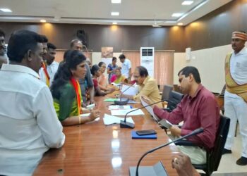 தூத்துக்குடி மாநகராட்சி 60 வது வார்டின் அவல நிலையை சீர் செய்திடவும்,  பொதுமக்கள் மற்றும் பெண்களின் பாதுகாப்பை உறுதி செய்யும் விதமாக போதைப் பொருள் புழக்கத்தை கட்டுப்படுத்தவும் :  தூத்துக்குடி கலெக்டரை சந்தித்து தவெக மாவட்ட பொறுப்பாளர் அஜிதா ஆக்னல் பரபரப்பு புகார்!!!