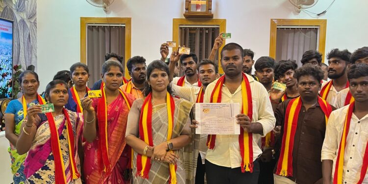 தூத்துக்குடியில் திமுக,அதிமுக,உட்பட மாற்றுக் கட்சியைச் சார்ந்த ஏராளமான இளைஞர்கள், பெண்கள், தவெக வில் மாவட்ட பொறுப்பாளர் அஜிதா ஆக்னல் தலைமையில் இணைந்தனர்.