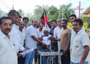 தூத்துக்குடி 48வது வார்டில் அதிமுக பாஜக கட்சிகள் தமிழ்நாடு மக்களுக்கு செய்த துரோக திட்டங்களை மக்களிடம் தெரிவிக்கும் வகையில் திமுக நிர்வாகிகள் நோட்டீஸ் வழங்கினர். 