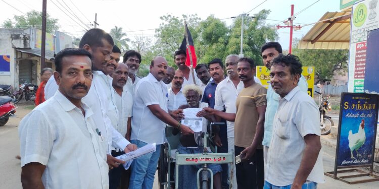 தூத்துக்குடி 48வது வார்டில் அதிமுக பாஜக கட்சிகள் தமிழ்நாடு மக்களுக்கு செய்த துரோக திட்டங்களை மக்களிடம் தெரிவிக்கும் வகையில் திமுக நிர்வாகிகள் நோட்டீஸ் வழங்கினர். 