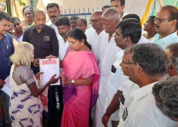 தூத்துக்குடி முத்தையாபுரம் பகுதியில் முதல்வா் காப்பீடு திட்ட அட்டை பெற சிறப்பு முகாம் அமைச்சர் கீதாஜீவன் தொடங்கி வைத்தாா்.