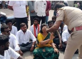 தூத்துக்குடி ஸ்மார்ட் சிட்டி அண்ணா பேருந்து நிலையம் முன்பு மிகப்பிரமாண்டமாக அமைக்கப்பட்ட நீர்மோர் பந்தல் மேடை இரவோடு இரவாக அகற்றம் :    மாநகராட்சி நிர்வாகத்தை கண்டித்து தவெக மாவட்ட பொறுப்பாளர் அஜிதா ஆக்னல் தலைமையில் தொண்டர்கள் சாலை மறியல்!!