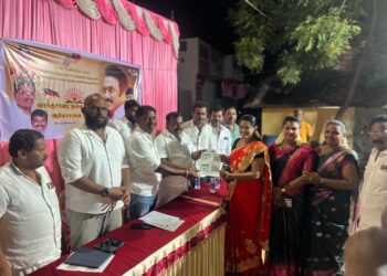 தூத்துக்குடி ஆயுதப்படையில் பணியாற்றி    பணி நிறைவு பெற்ற   டிஎஸ்பி சந்தனகுமாருக்கு பாராட்டு விழா : முக்கிய பிரமுகர்கள் நேரில் வாழ்த்து 