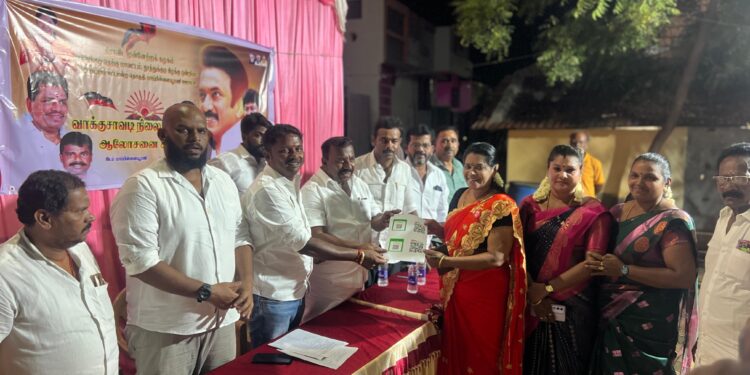 தூத்துக்குடி ஆயுதப்படையில் பணியாற்றி    பணி நிறைவு பெற்ற   டிஎஸ்பி சந்தனகுமாருக்கு பாராட்டு விழா : முக்கிய பிரமுகர்கள் நேரில் வாழ்த்து 