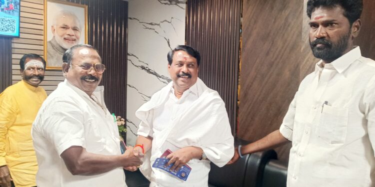 தமிழ்நாடு பாஜக தலைவர் நயினார் நாகேந்திரனுக்கு முன்னாள் அமைச்சரும், அதிமுக மாநில வர்த்தக அணி செயலாளர் சி.த. செல்லப்பாண்டியன் நேரில் வாழ்த்து!