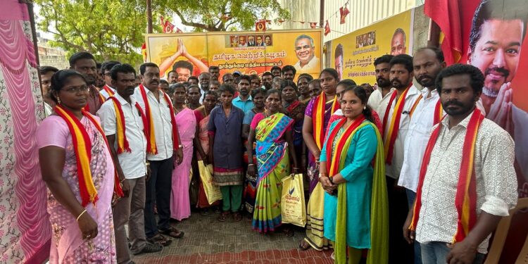 உழைப்பாளர்கள் தினத்தை முன்னிட்டு தவெக தூத்துக்குடி மத்திய மாவட்ட செயலாளர் எஸ்.டி.ஆர். சாமுவேல் ராஜ் ஏற்பாட்டில் தூய்மை பணியாளர்களுக்கு நலத்திட்ட உதவிகள் வழங்கப்பட்டது!!