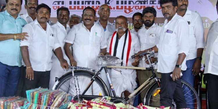 எடப்பாடி பழனிச்சாமி 71வது பிறந்தநாளையொட்டி தூத்துக்குடியில் 5000 ஏழை, எளிய, மக்களுக்கு, மெகா நலத்திட்டம் : மிதிவண்டி, தையல் இயந்திரம், , மிக்ஸி கிரைண்டர் மற்றும் வீட்டு உபயோக பொருட்களை ஏராளமாக அள்ளி வழங்கி அசத்திய முன்னாள் அமைச்சர் சி.த. செல்லப்பாண்டியன்.   மகிழ்ச்சி வெள்ளத்தில் பொதுமக்கள் மற்றும் அதிமுகவினர்!!!