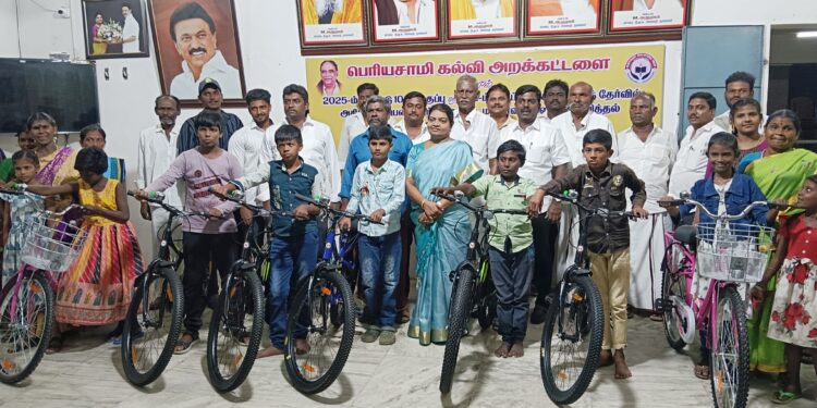 தூத்துக்குடியில் ஏழை எளிய பள்ளிக் குழந்தைகள் அமைச்சர் கீதா ஜீவனிடம் வைத்த கோரிக்கை : தாயுள்ளத்தோடு நிறைவேற்றி குழந்தைகளுக்கு சர்ப்ரைஸ் கொடுத்த அமைச்சர்!!”