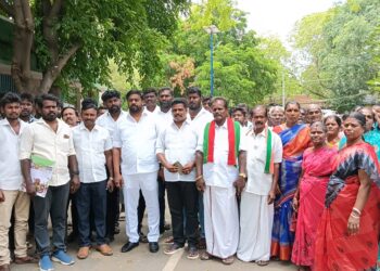 ஒட்டப்பிடாரம் எம்.எல்.ஏ. குறித்து உண்மைக்கு புறம்பான தவறான கருத்துக்களை தொடர்ந்து சமூக வலைதளங்களில் பரப்பி வரும் நபர்கள் மீது தேசிய பாதுகாப்பு சட்டத்தில் கைது செய்ய வேண்டும் : தமிழர் விடுதலைக் களம் தலைவர் வழக்கறிஞர் ராஜ்குமார், உள்ளிட்ட பல்வேறு அமைப்பு நிர்வாகிகள் எஸ்.பி. ஆல்பர்ட் ஜானிடம் பரபரப்பு புகார் !!