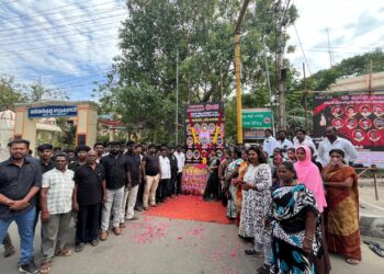 ஸ்டெர்லைட் துப்பாக்கி சூட்டில் உயிரிழந்த தியாகிகளின் 7 ம் ஆண்டு நினைவு நாள் – தூத்துக்குடி மாவட்ட தவெக பொறுப்பாளர் அஜிதா ஆக்னல் தலைமையில்   5 இடங்களில்  வீரவணக்கம் செலுத்தி மெழுகுவர்த்தி ஏந்தி   அஞ்சலி!