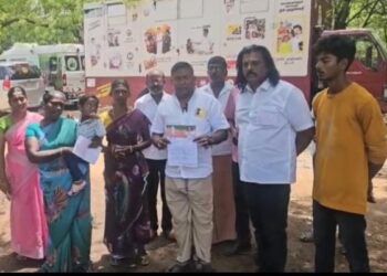 சேர்வைக்காரன்மடம் (டூ) சாயர்புரம் செல்லும் மெயின் ரோட்டில் தனி நபர்கள் கழிவு நீரை ஊற்றுவதால் சாலைகள்    குண்டும் குழியுமாக காட்சியளித்து உயிர்ப்பலி ஏற்படுத்தும் அபாயத்தில் உள்ளது     மாவட்ட ஆட்சியர்   நடவடிக்கை எடுக்க வலியுறுத்தி பெருந்தலைவர் மக்கள் நலச் சங்கம் மாநிலத் துணைத் தலைவர் யோபு சாலமோன் தலைமையில் கிராம மக்கள் பரபரப்பு புகார்!!