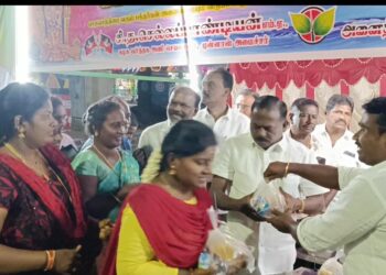 வைகாசி விசாகத்தை முன்னிட்டு திருச்செந்தூருக்கு பாதயாத்திரை சென்ற பக்தர்களுக்கு உணவு பொட்டலங்கள், குளிர் பானங்கள் பிஸ்கட் குடிநீர் போன்ற உணவு பொருட்களை வழங்கினார் : முன்னாள் அமைச்சர் சி.த.செல்லப்பாண்டியன்