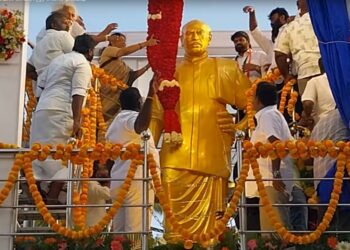 குலையன்கரிசலில் காமராஜர் முழு உருவ வெண்கல சிலை கனிமொழி எம்.பி. திறந்து வைத்தார்.  அமைச்சர், எம்எல்ஏக்கள், மேயர் பங்கேற்பு