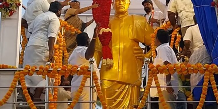 குலையன்கரிசலில் காமராஜர் முழு உருவ வெண்கல சிலை கனிமொழி எம்.பி. திறந்து வைத்தார்.  அமைச்சர், எம்எல்ஏக்கள், மேயர் பங்கேற்பு