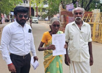 ஊரை விட்டு ஒதுக்கி வைக்கப்பட்ட குடும்பம்: மாதவன்குறிச்சி வயதான மூதாட்டி மாவட்ட ஆட்சியரிடம் மனு