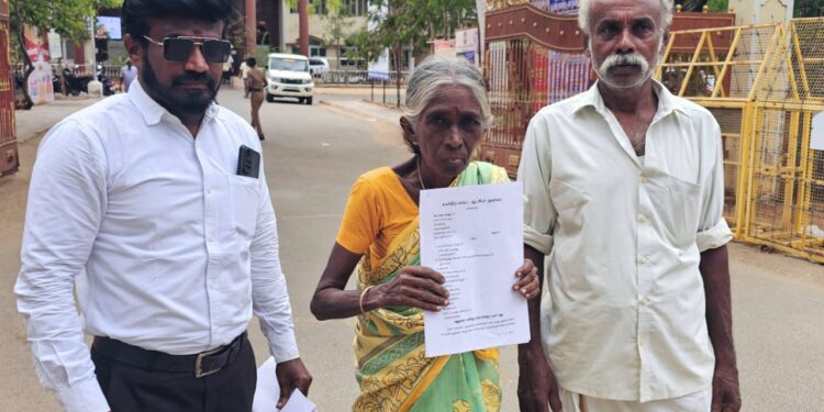 ஊரை விட்டு ஒதுக்கி வைக்கப்பட்ட குடும்பம்: மாதவன்குறிச்சி வயதான மூதாட்டி மாவட்ட ஆட்சியரிடம் மனு