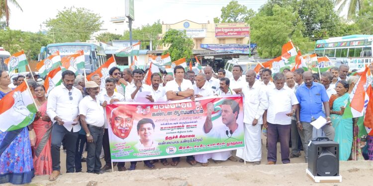 பெருந்தலைவர் காமராஜரை இழிவுபடுத்தி பேசிய திருச்சி சிவாவை கண்டித்து தூத்துக்குடியில் ஐஎன்டியூசி பெருமாள்சாமி தலைமையில் மாபெரும் கண்டன ஆர்ப்பாட்டம் நடைபெற்றது.