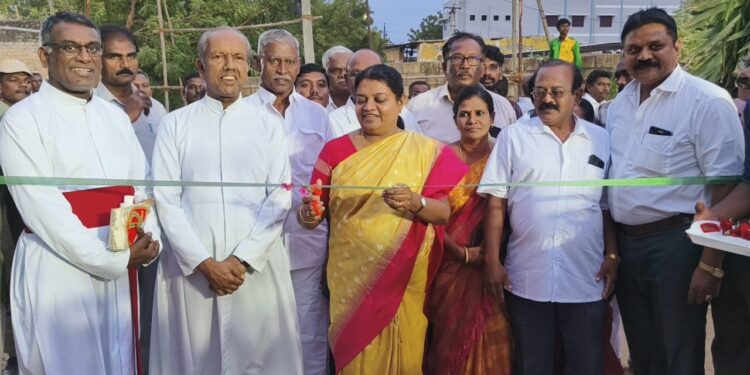 தூத்துக்குடி பனிமய மாதா பேராலய திருவிழாவை முன்னிட்டு 25 ஆம் ஆண்டு பொருட்காட்சியை  சமூக நலன் மற்றும் மகளிர் உரிமை துறை அமைச்சர் கீதா ஜீவன் திறந்து வைத்தார்.