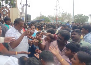 தூத்துக்குடி பனிமயமாதா ஆலய திருவிழா கொடியேற்ற நிகழ்ச்சியில் கலந்து கொண்ட பொதுமக்கள் மற்றும் பக்தர்களுக்கும் அதிமுக சார்பில் குளிர்பானம், குடிதண்ணீர், பழங்கள் போன்றவைகளை முன்னாள் அமைச்சரும் அதிமுக மாநில வர்த்தக அணி செயலாளர் சி.த. செல்லப்பாண்டியன் வழங்கினார்.