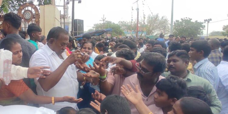 தூத்துக்குடி பனிமயமாதா ஆலய திருவிழா கொடியேற்ற நிகழ்ச்சியில் கலந்து கொண்ட பொதுமக்கள் மற்றும் பக்தர்களுக்கும் அதிமுக சார்பில் குளிர்பானம், குடிதண்ணீர், பழங்கள் போன்றவைகளை முன்னாள் அமைச்சரும் அதிமுக மாநில வர்த்தக அணி செயலாளர் சி.த. செல்லப்பாண்டியன் வழங்கினார்.