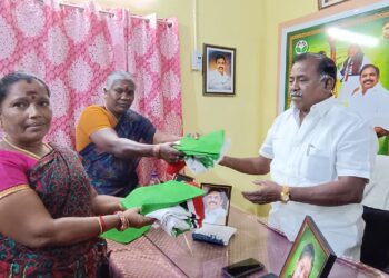 தூத்துக்குடி வருகை தரும் முன்னாள் முதல்வர் எடப்பாடி பழனிச்சாமிக்கு பிரம்மாண்ட வரவேற்பு கொடுக்க மகளிர் அணியினருக்கு இரட்டை இலை சின்னம் பொறிக்கப்பட்ட சேலைகள் வழங்கி அசத்திய முன்னாள் அமைச்சர் சி.த செல்லப்பாண்டியன் உற்சாகத்தில் அதிமுகவினர்..