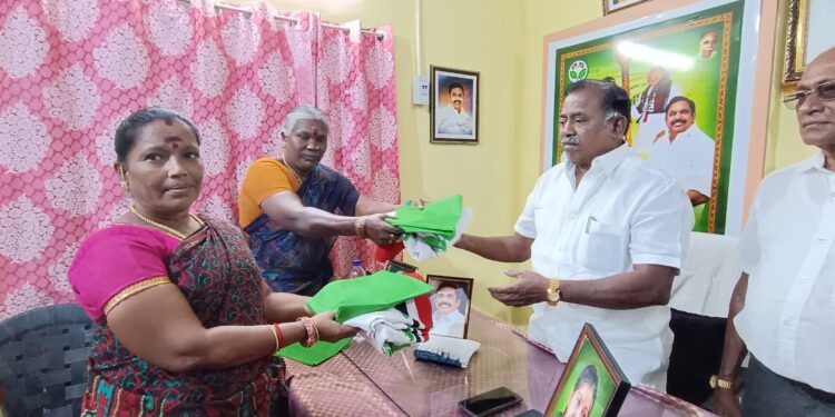 தூத்துக்குடி வருகை தரும் முன்னாள் முதல்வர் எடப்பாடி பழனிச்சாமிக்கு பிரம்மாண்ட வரவேற்பு கொடுக்க மகளிர் அணியினருக்கு இரட்டை இலை சின்னம் பொறிக்கப்பட்ட சேலைகள் வழங்கி அசத்திய முன்னாள் அமைச்சர் சி.த செல்லப்பாண்டியன் உற்சாகத்தில் அதிமுகவினர்..