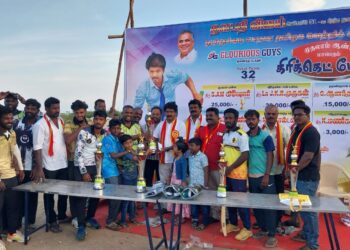 தவெக தலைவர் விஜய் பிறந்தநாளையொட்டி தூத்துக்குடியில் நடைபெற்ற 32 அணிகள் கலந்து கொண்ட கிாிக்கெட் போட்டியில் வெற்றி பெற்ற அணிகளுக்கு பாிசுகள் வழங்கப்பட்டது.