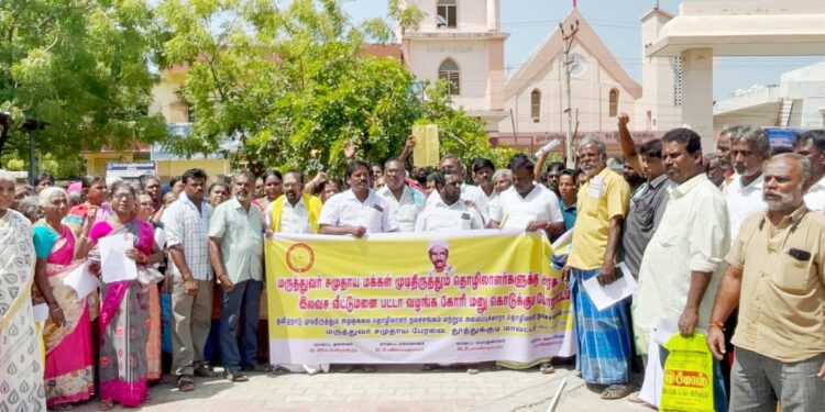 முடி திருத்தும் தொழிலாளர்கள் மருத்துவ சமுதாய மக்களுக்கு இலவச வீட்டுமனை வேண்டி தூத்துக்குடி தாலுகா அலுவலகத்தில் மாபெரும் மனு கொடுக்கும் போராட்டம் – சுமார் 500 பேர் திரண்டனர்.