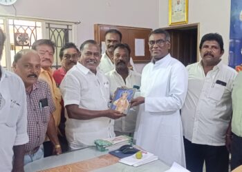 எடப்பாடி பழனிசாமி ஆக.1ஆம் தேதி தூத்துக்குடி வருகை தந்து பனிமய மாதா பேராலய 443-ம் ஆண்டு விழாவில் பங்கேற்று வழிபாடு செய்கிறார்! முன்னாள் அமைச்சர் சி.த. செல்லப்பாண்டியன் பனிமய மாதா பங்குத்தந்தை ஸ்டார்வினை மரியாதை நிமித்தமாக சந்தித்து தகவலை தெரிவித்தார்.